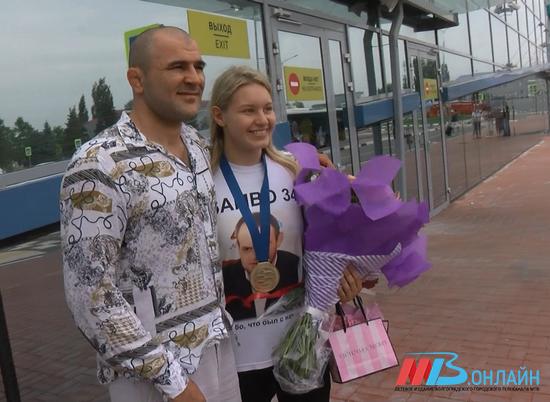 Чемпионка Европы 2019 по ММА Виктория Дудакова вернулась на родину