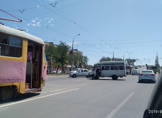 На юге Волгограда ударились  маршрутка и такси: пострадали пассажиры трамвая