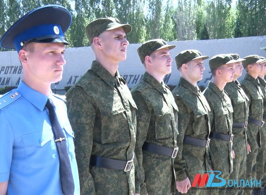 15 новобранцев отправились служить в Президентский полк из Волгограда