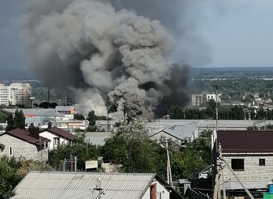 В Волгограде потушили пожар на оптово-строительном складе