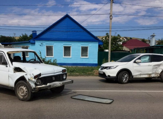 На юге Волгограда пенсионеры устроили битву на машинах