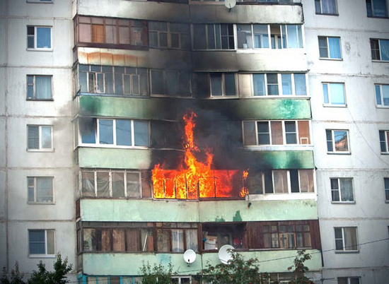 Два пожара в домах в Волгоградской области выгнали на улицу десятки людей - есть пострадавший