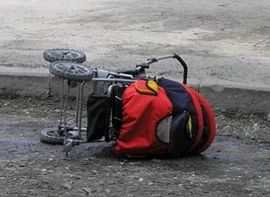 В Камышине мотоциклист на скорости сбил коляску с 3-месячным младенцем