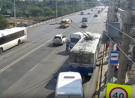 В Волгограде на остановке маршрутка подрезала троллейбус