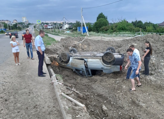 В Волгограде легковушка рухнула в котлован