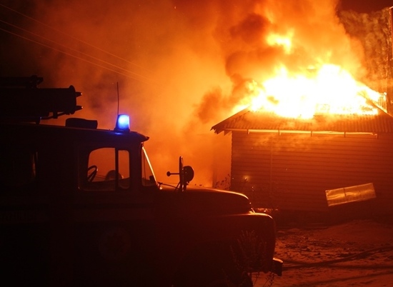 В Волгограде на рассвете полностью сгорел дом