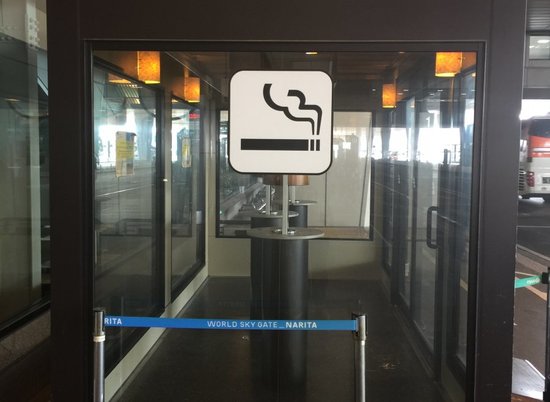 В аэропорту Волгограда вновь смогут закурить, но только за деньги