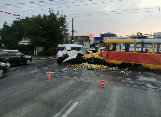 В Волгограде на Чигиринской грузовик с дынями врезался в трамвай