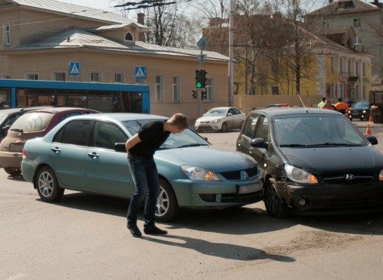 В Волгограде автоледи без прав стала виновницей аварии