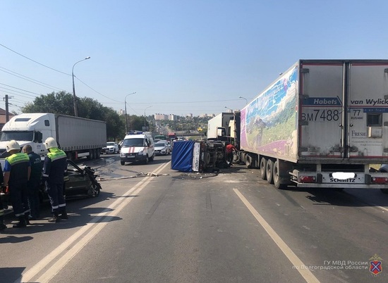 В Волгограде из-за ДТП с пятью машинами пострадало 3 человека (подробности)