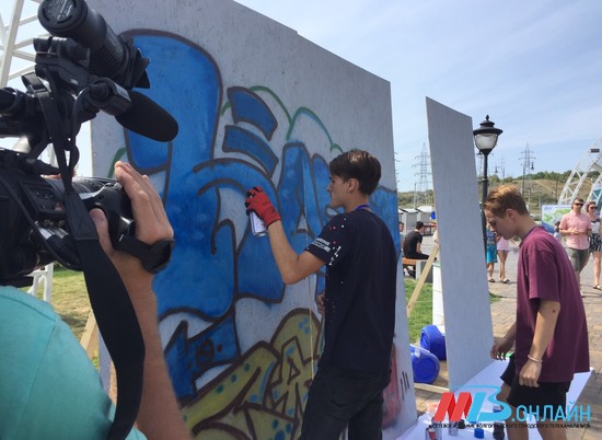 Берег-2019: волгоградцы рисуют граффити и читают стихи