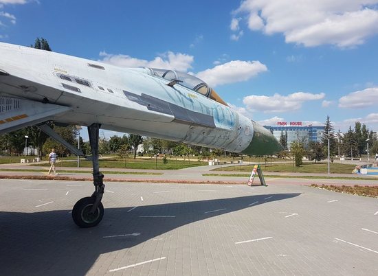 В волгоградском парке Героев-летчиков появился истребитель Су-27