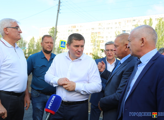 Глава региона Андрей Бочаров проверил ремонт дорожной сети Волжского