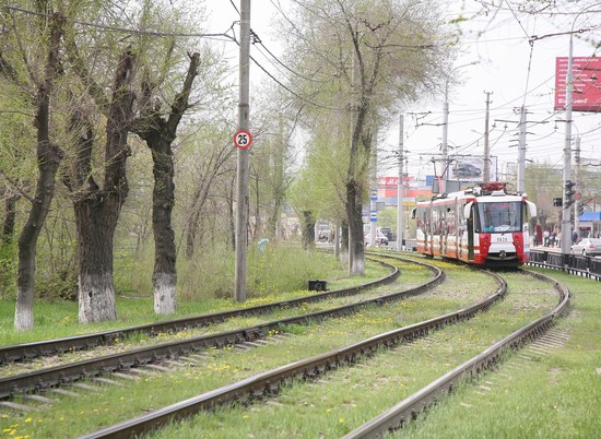 В Волгограде автоледи собрала пробку из десяти скоростных трамваев