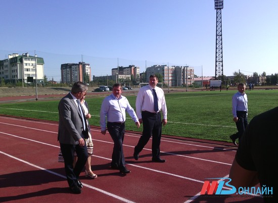 Андрей Бочаров проинспектировал реконструкцию стадиона «Урожай» в Городище