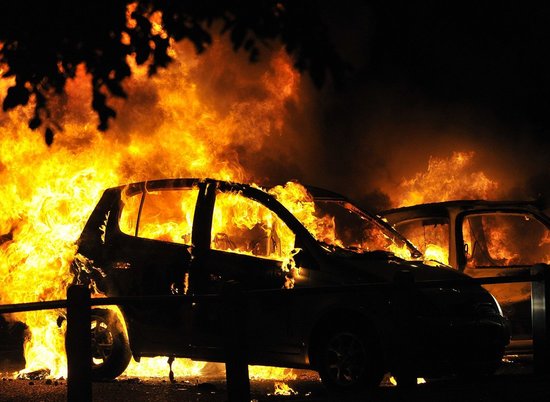 В Волгоградской области в огне сгорели 3 машины и один трактор