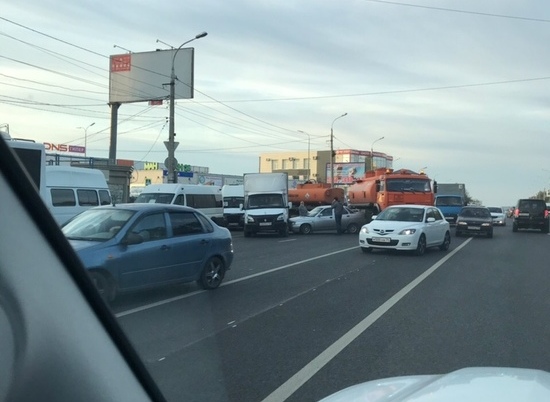 Тройное ДТП с бензовозом затормозило движение по Второй продольной в Волгограде