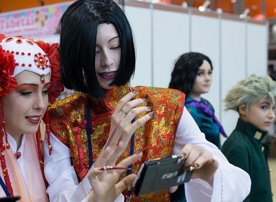 Японская жрица предсказывает будущее на народном фестивале в Волгограде