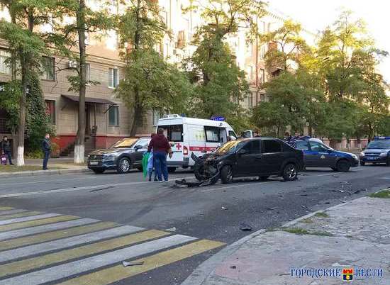 Серьезная авария в центре Волгограда затруднила движение транспорта