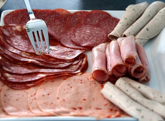 Пять человек в Европе поели магазинной колбасы и умерли