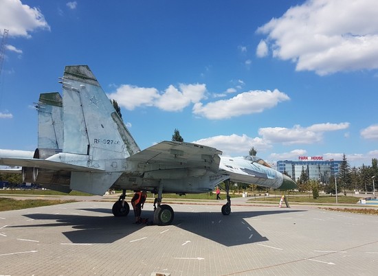 В парке Героев-летчиков обновляют боевой самолет СУ-27
