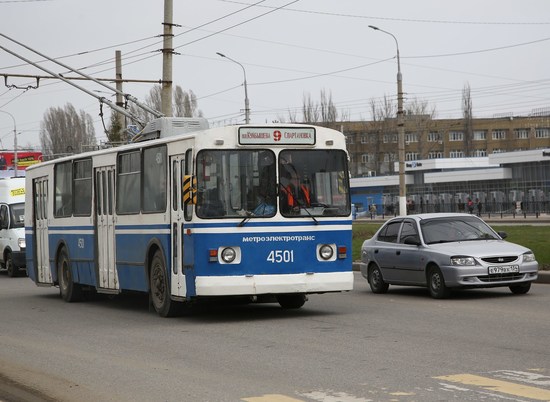 В Ворошиловском районе водитель легковушки устроил ДТП с троллейбусом