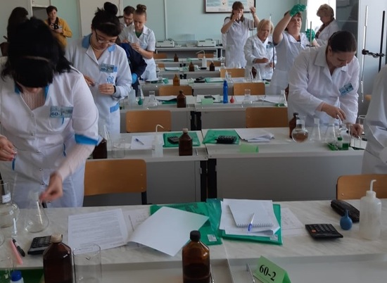 В Волгограде за звание "Лучший по профессии" соревнуются химики-лаборанты