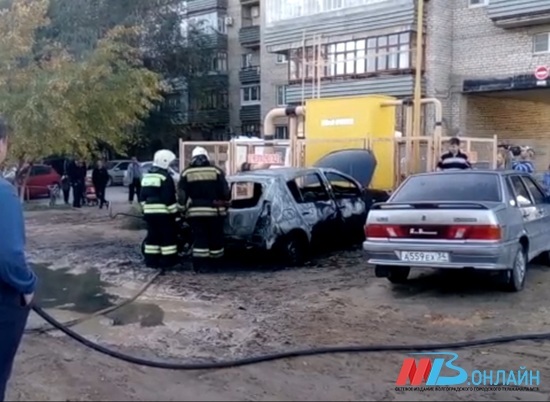 В Волжском сгорели два автомобиля. Новые подробности