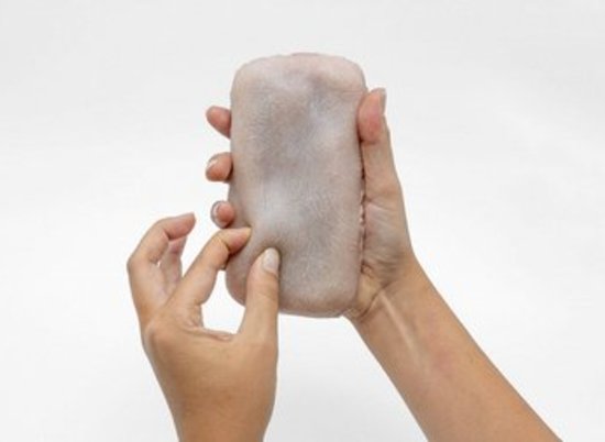 Из искусственной человеческой кожи разработали чехол для телефона
