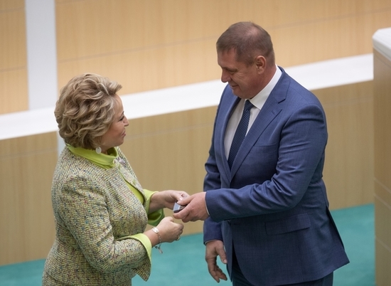 Новые сенаторы от Волгоградской области получили удостоверения