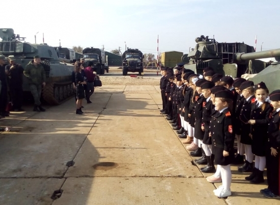 Мотострелки ЮВО провели юным волгоградцам экскурсию по военной части