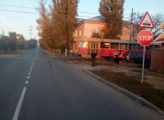 В Волгограде столкнулись легковушка и трамвай № 3 (ФОТО)
