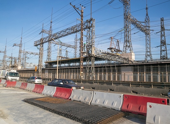 На мостовом переходе Волжской ГЭС строители уложили нижний слой асфальта