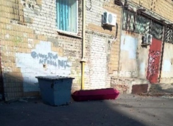 В Волгограде рядом с детской больницей выбросили на улицу гроб