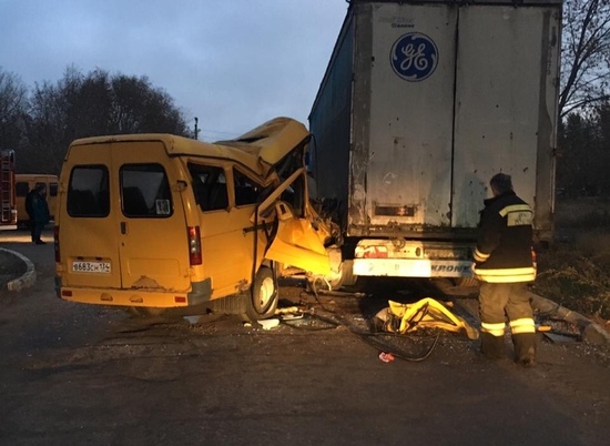 В Волгограде утром маршрутка с пассажирами врезалась в грузовик (ФОТО)