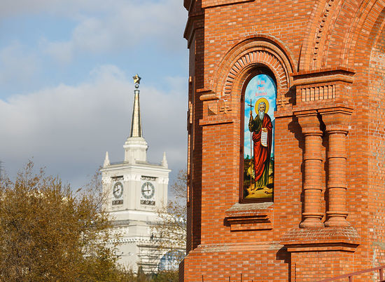 Андрей Бочаров проинспектировал строительство храма Александра Невского