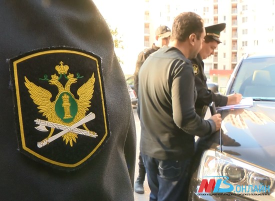 Судебные приставы «увели» Bentley с парковки ТРК в Волгограде