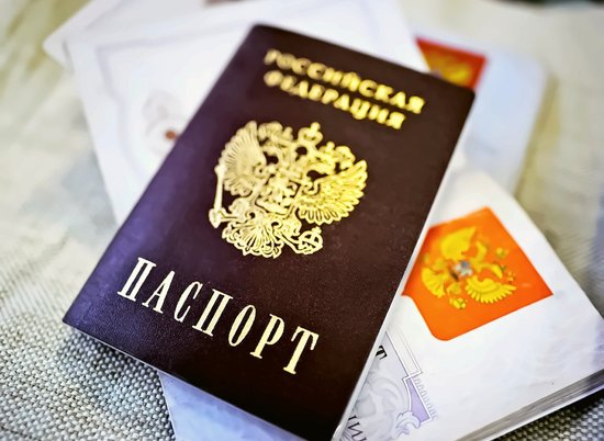 Участнице ВОВ вручили паспорт на исторической родине
