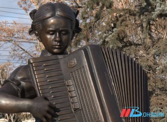 Памятник пахмутовой в волгограде фото В волгоградском сквере Пахмутовой поселилась "девочка с аккордеоном" (ФОТО)