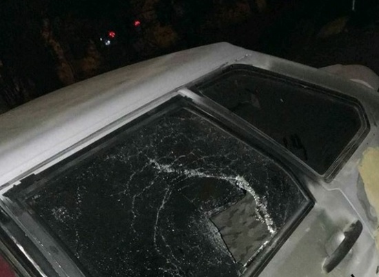 В Волгограде вандалы разбили все стёкла припаркованной легковушки