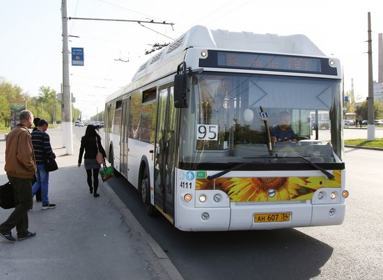 В Ворошиловском районе Волгограда таксист подрезал 95-й автобус