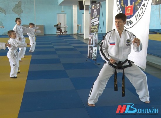 Чемпион мира по тхэквондо Александр Леонов провел тренировку в Волгограде