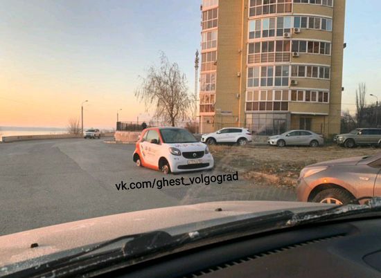 В Волгограде неизвестные сняли колеса с автомобиля каршеринга "Би-Би.Кар"