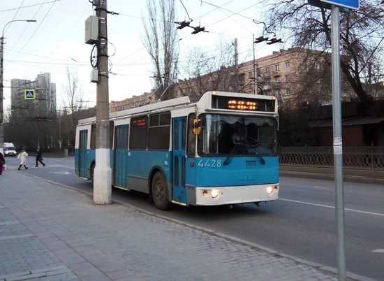 На севере Волгограда ремонтируют контактную сеть троллейбусов