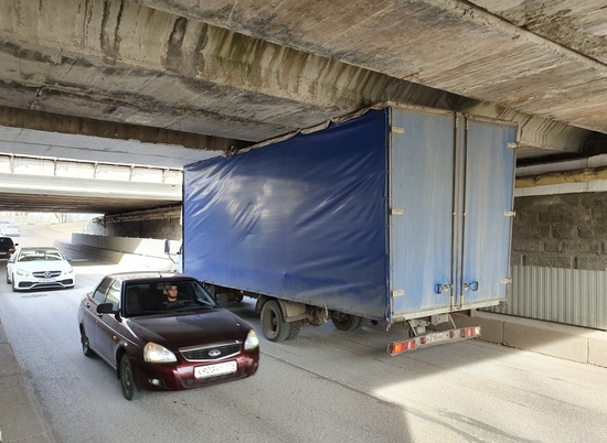 В Волгограде машина из Ульяновска застряла под мостом