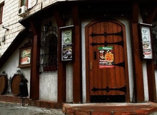 В Волгограде загорелся бар, расположенный в жилом доме