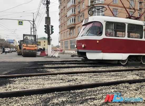 В центре Волгограда на трамвайном кольце меняют рельсошпальную решетку