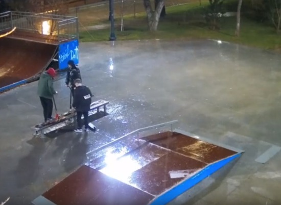 Подростки сломали новую скамейку на Центральной набережной Волгограда