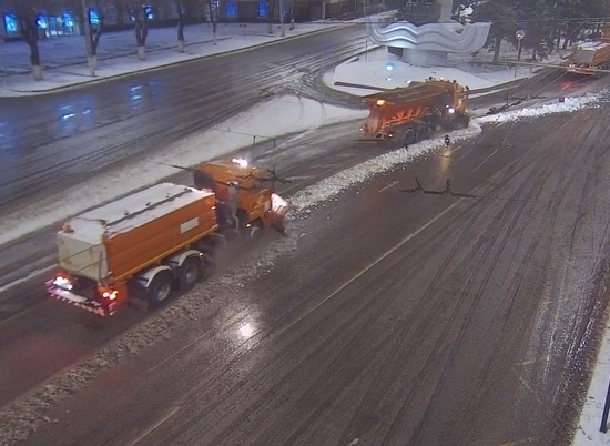 Волгоградские дорожники всю ночь ликвидировали последствия снегопада