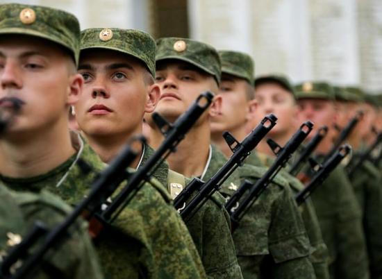 В Волгоградской области более 100 новобранцев выполнили первые стрельбы